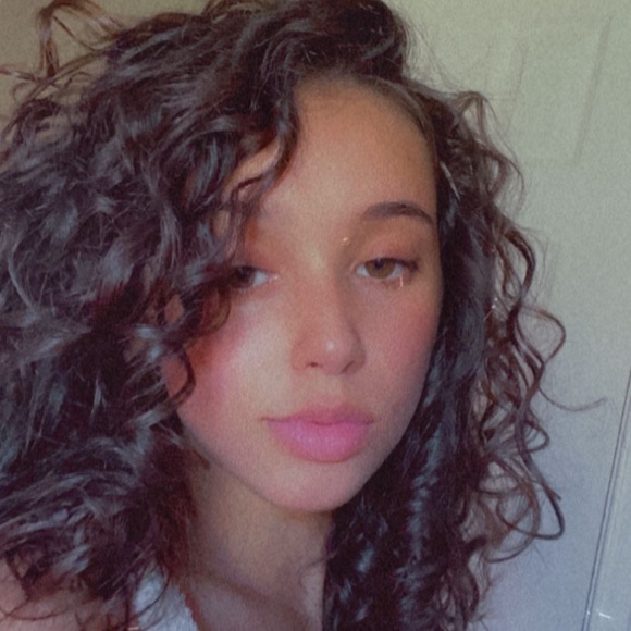 Meet your Posher, Giselle - Picture 1 of 4